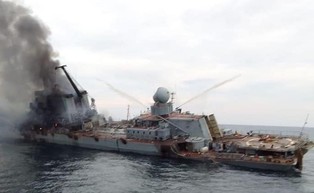 Rosjanie próbują wydostać rakiety i tajne dokumenty z zatopionego krążownika Moskwa