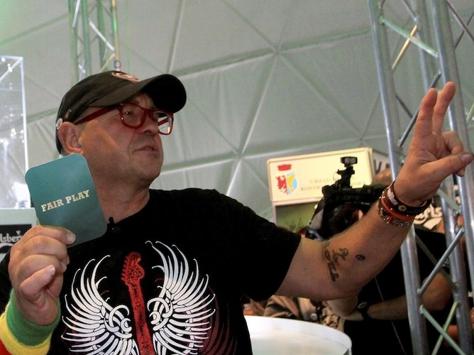 Prezes Fundacj WOŚP Jurek Owsiak podczas prezentacji trofeum piłkarskich mistrzostw Europy - Euro 2012