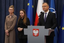 Andrzej Duda z żonami Macieja Wąsika i Mariusza Kamińskiego