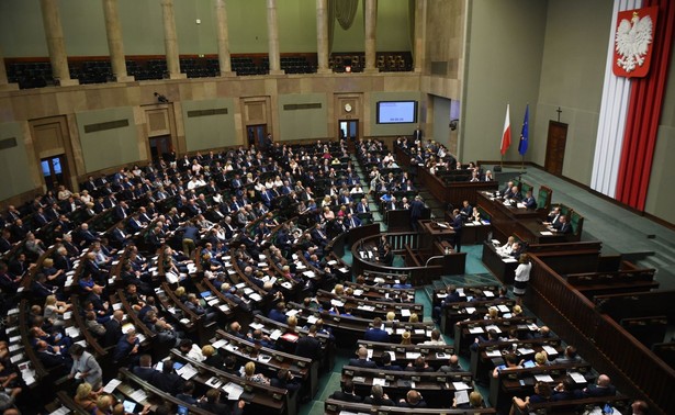 Poparcie dla PiS spada. Opozycja wciąż jednak dużo traci do rządzących. SONDAŻ CBOS