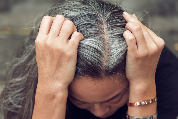 Stres przyspiesza siwienie włosów, jednak są sposoby na odzyskanie naturalnego koloru