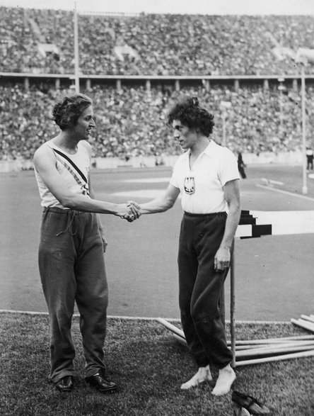 Stanisława Walasiewicz i Helen Stephens podają sobie ręce podczas berlińskich igrzysk.