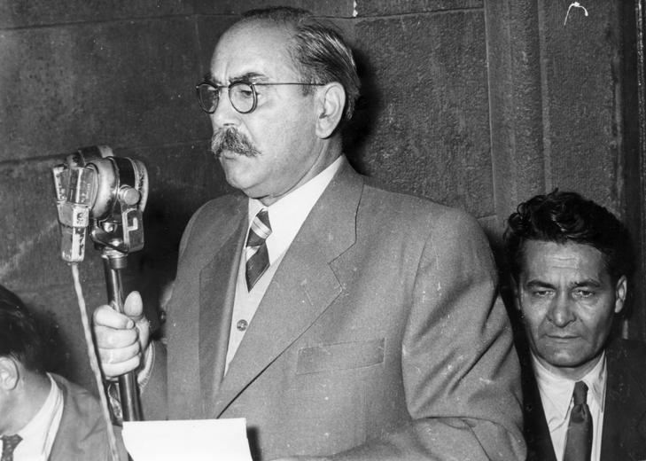 A később kivégzett Nagy Imre miniszterelnök beszél 1956. október 23-án a forradalmi tömeghez a Parlament erkélyéről / Fortepan / Fortepan/Album023