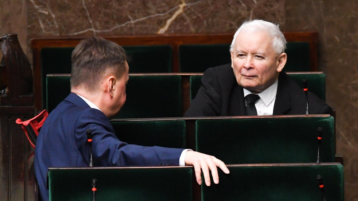 Szef MON Mariusz Błaszczak i prezes PiS Jarosław Kaczyński w Sejmie