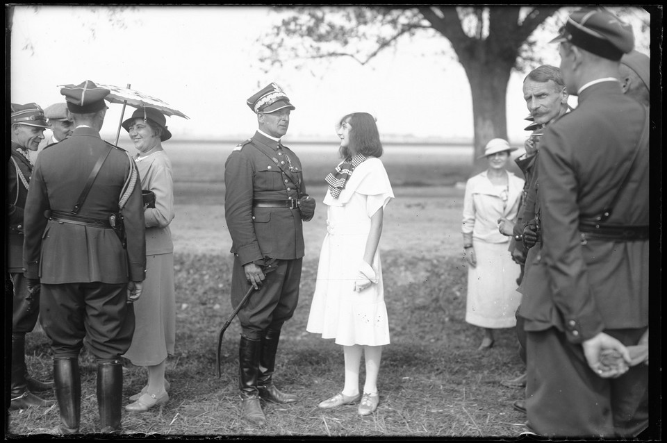 Gen. Bolesław Wieniawa-Długoszowski z córką Zuzanną. Manewry 1 Pułku Strzelców Konnych (1934)