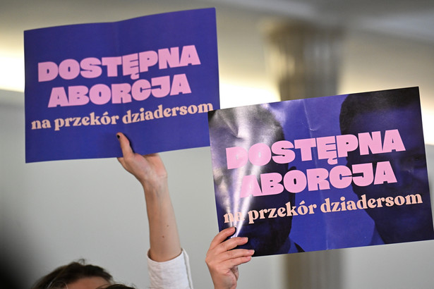 Plansze prezentowane przez aktywistki Ogólnopolskiego Strajku Kobiet w Sejmie