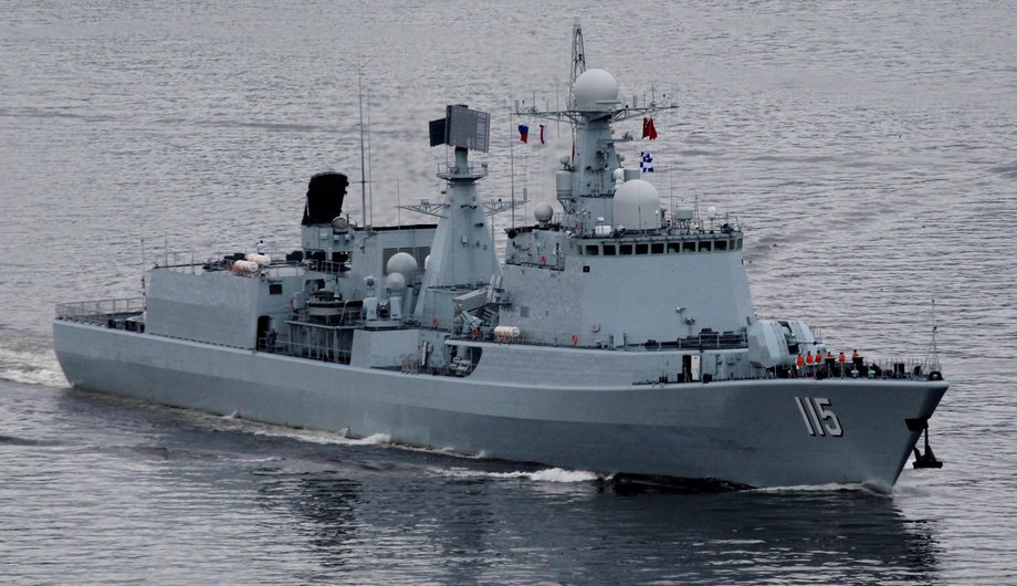 Niszczyciel Shenyang Chińskiej Marynarki Wojennej wyrusza w morze podczas rosyjsko-chińskich ćwiczeń morskich Naval Cooperation 2015, Władywostok.