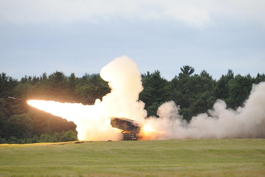 Wyrzutnie rakiet M270 mogą wystrzeliwać pociski ATACMS na odległość 160 km