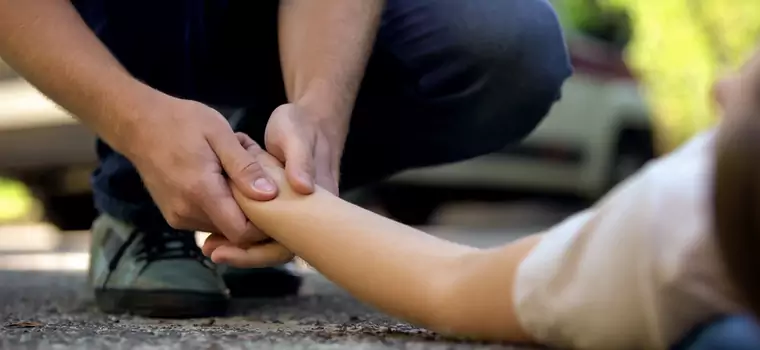 Policjanci z Warszawy zauważyli auto na światłach awaryjnych. Na ulicy leżał mężczyzna