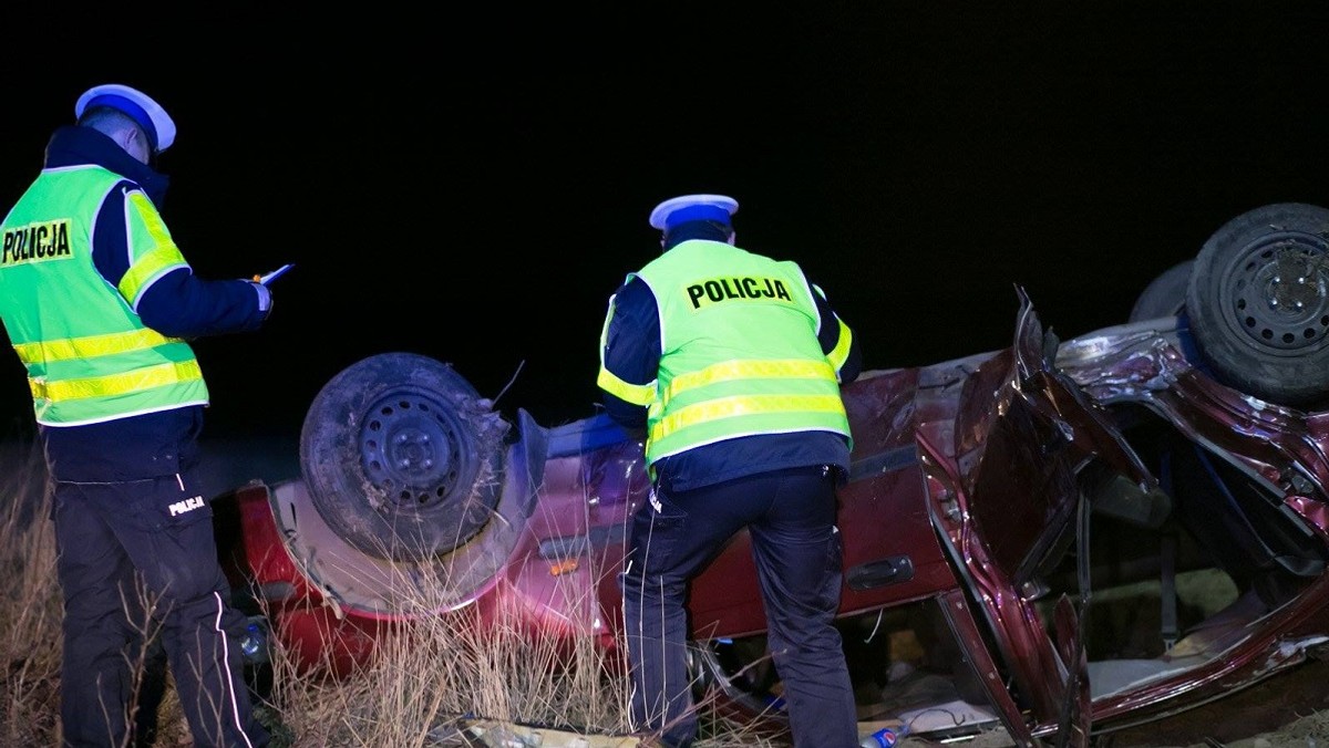 Do tragicznego wypadku doszło pod Kcynią w powiecie nakielskim. Na miejscu zginął 36-letni pasażer hondy, która wypadła z drogi. Policjanci ustalają kto kierował pojazdem.