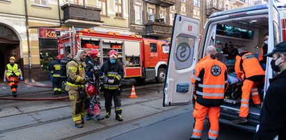 Dramatyczna akcja strażaków w centrum miasta. Nie żyje jedna osoba