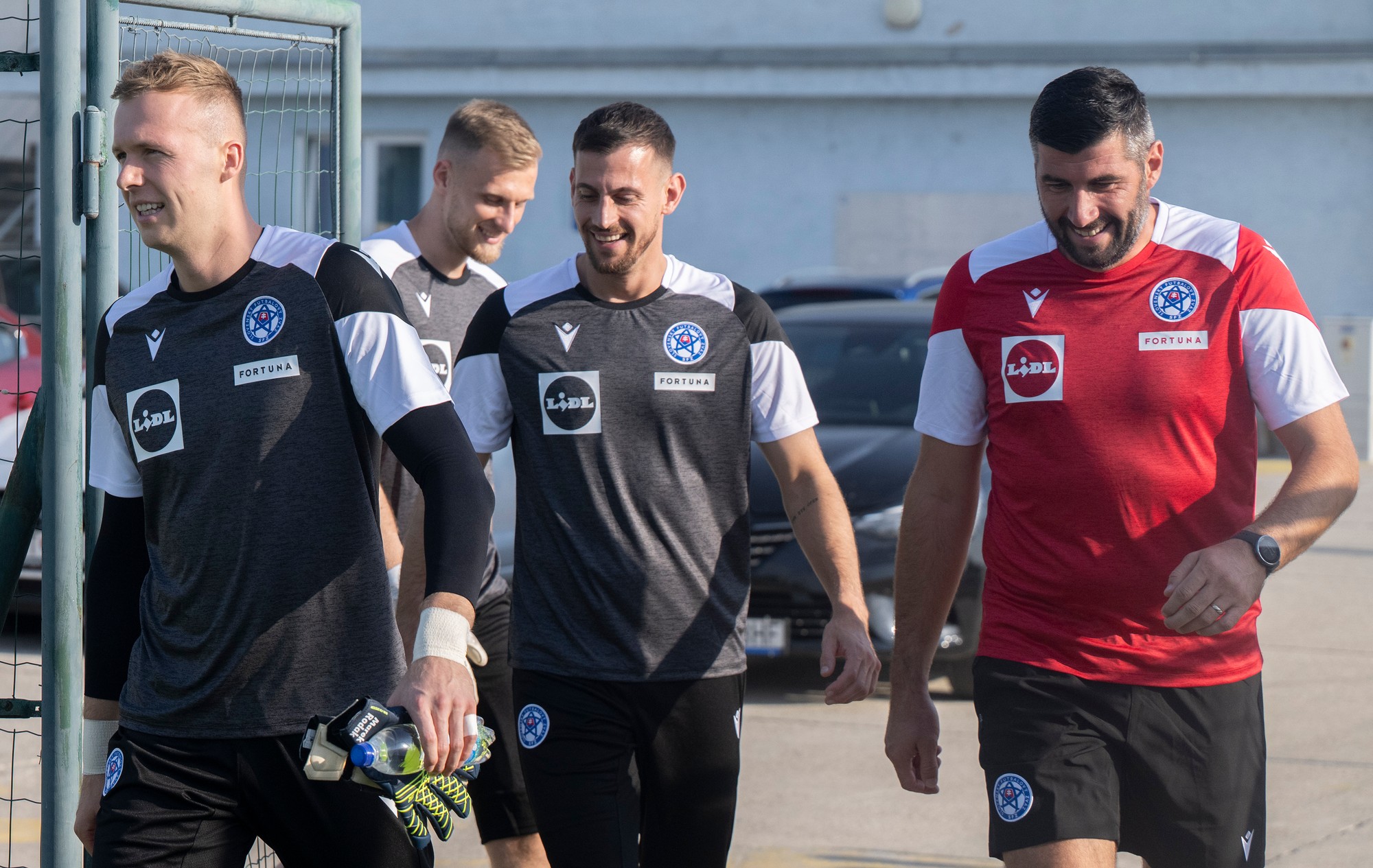 Slovenskí futbaloví reprezenti, brankári zľava Marek Rodák, Henrich Ravas, Martin Dúbravka a tréner brankárov Ján Novota počas tréningu.