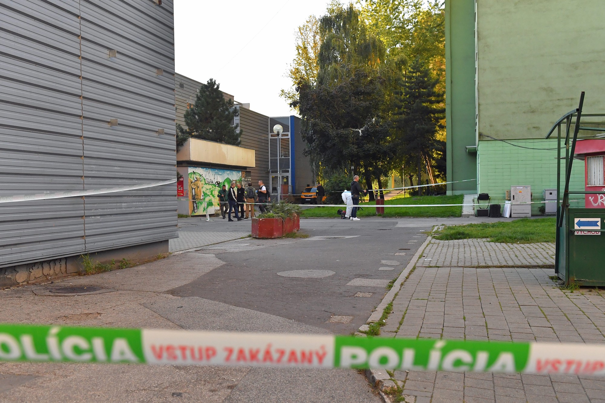 Nočná streľba v bratislavskej Dúbravke si vyžiadala jeden život.