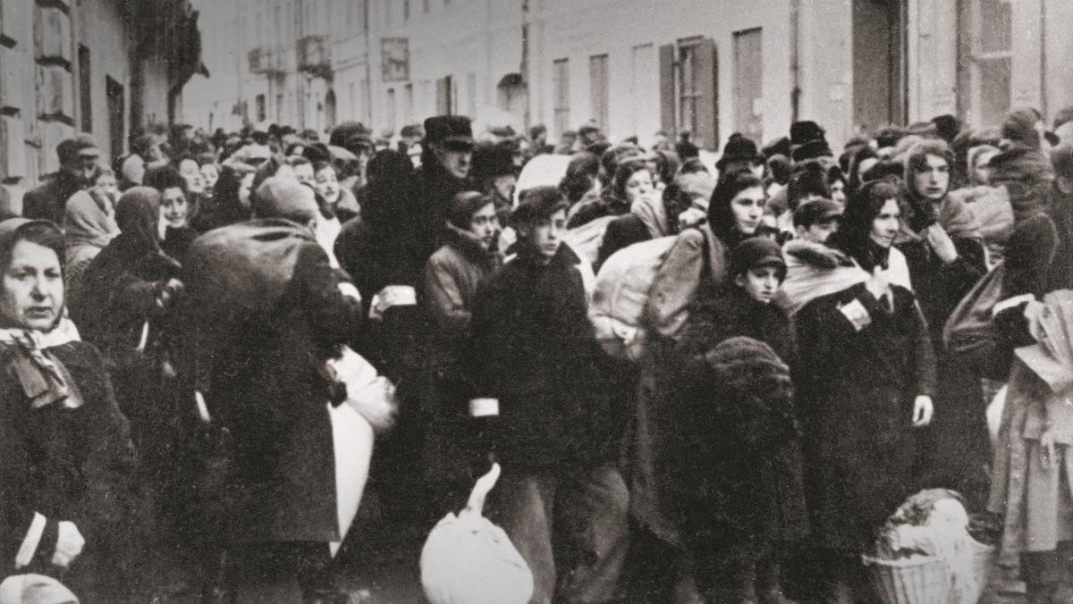 Żydzi czekający na deportację do obozu koncentracyjnego, Warszawa, 1944 r.