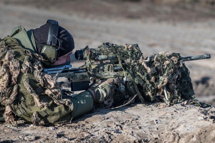 Trening strzelców wyborowych na poligonie w Nowej Dębie