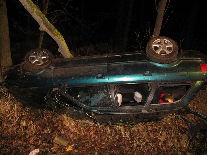 Masakra na drodze. Auto dachowało, zostało zmiażdżone!