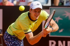 Hurkacz szybko pożegnał się z Rzymem. Polak wyeliminowany również z debla