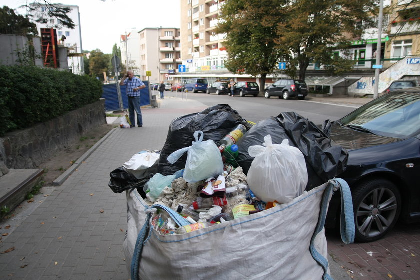 śmieci na ul. Wojska Polskiego w Gdyni