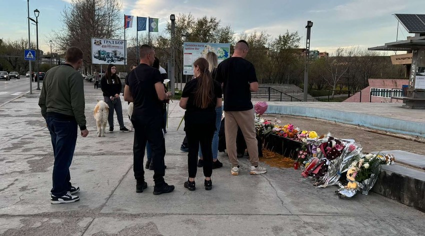 Baka i deka Danke Ilić došli na mesto gde građani odaju počast njihovoj unuci