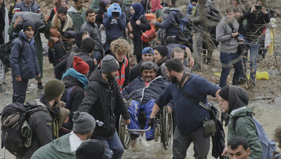 Embertelen körülmények: Így terelik vissza a migránsokat Görögországba