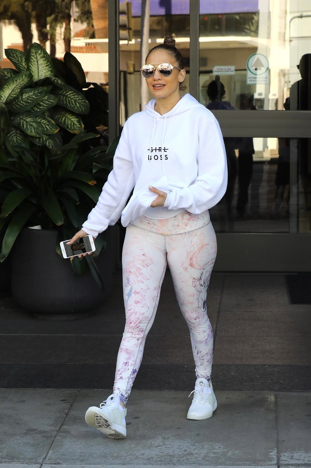 Jennifer Lopez w sportowym stroju na ulicach Beverly Hills