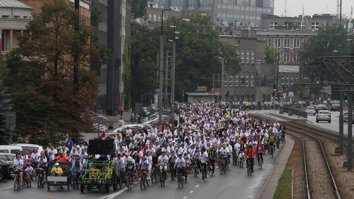 Rowerzyści przejadą przez Śródmieście, Pragę i Żoliborz. Przez te stołeczne dzielnice poprowadzi dziś trasa ostatniej, pożegnalnej Warszawskiej Masy Krytycznej. Inicjatywa nie znika jednak, tylko zmienia swoją formułę. Jej organizatorzy stawiają teraz na współpracę z miastem i edukację rowerzystów.