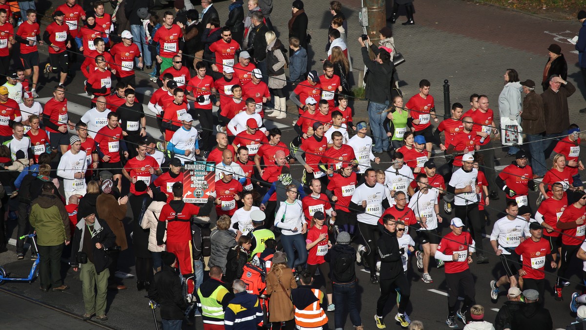 W Warszawie o godz. 11.11 rozpoczął się XXV Bieg Niepodległości. Trasę długości 10 km pokonuje w biało-czerwonych koszulkach ponad 11 tysięcy osób. Wśród nich premier Donald Tusk. - Zamierzam przebiec w 50 minut, ale nie wiem, czy się uda - mówił premier.