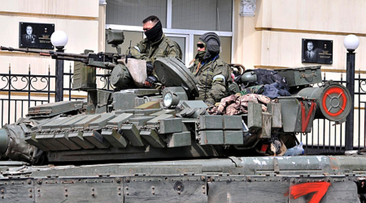 A Wagner-csoport orosz zsoldoshadsereg katonái, miután körbezárták az ukrajnai orosz katonai műveleteket irányító központot Rosztov-na-Donuban 2023. június 24-én / Fotó: MTI/EPA/Arkagyij Budnyickij