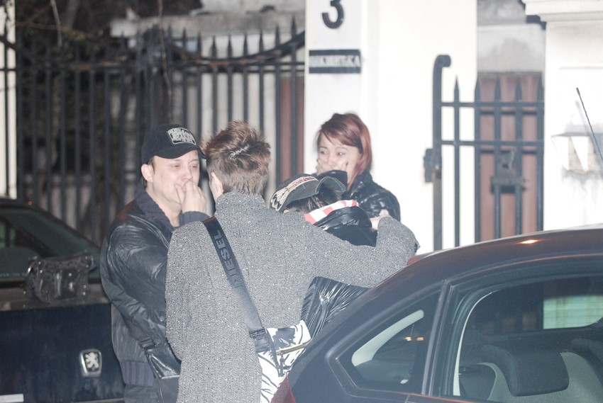 Prijatelji Ksenije Pajčin ispred ulaza u zgradu u Nikšićkoj 6