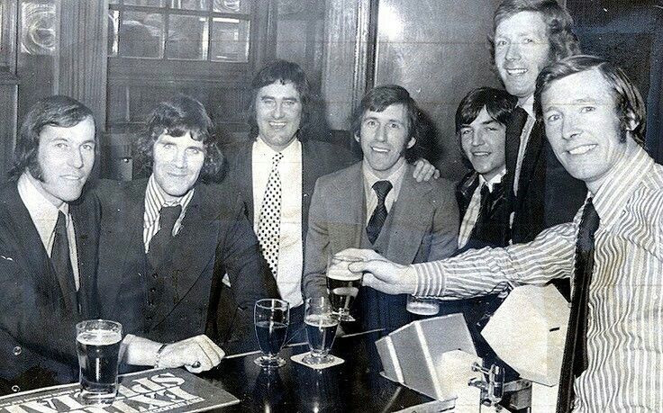 Alex Ferguson (pierwszy z prawej) w pubie "The Elbow Room"