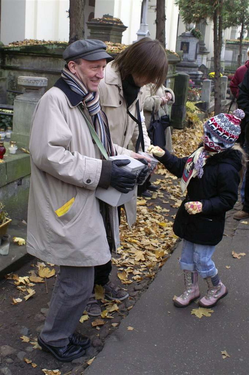 Znani kwestują na Powązkach