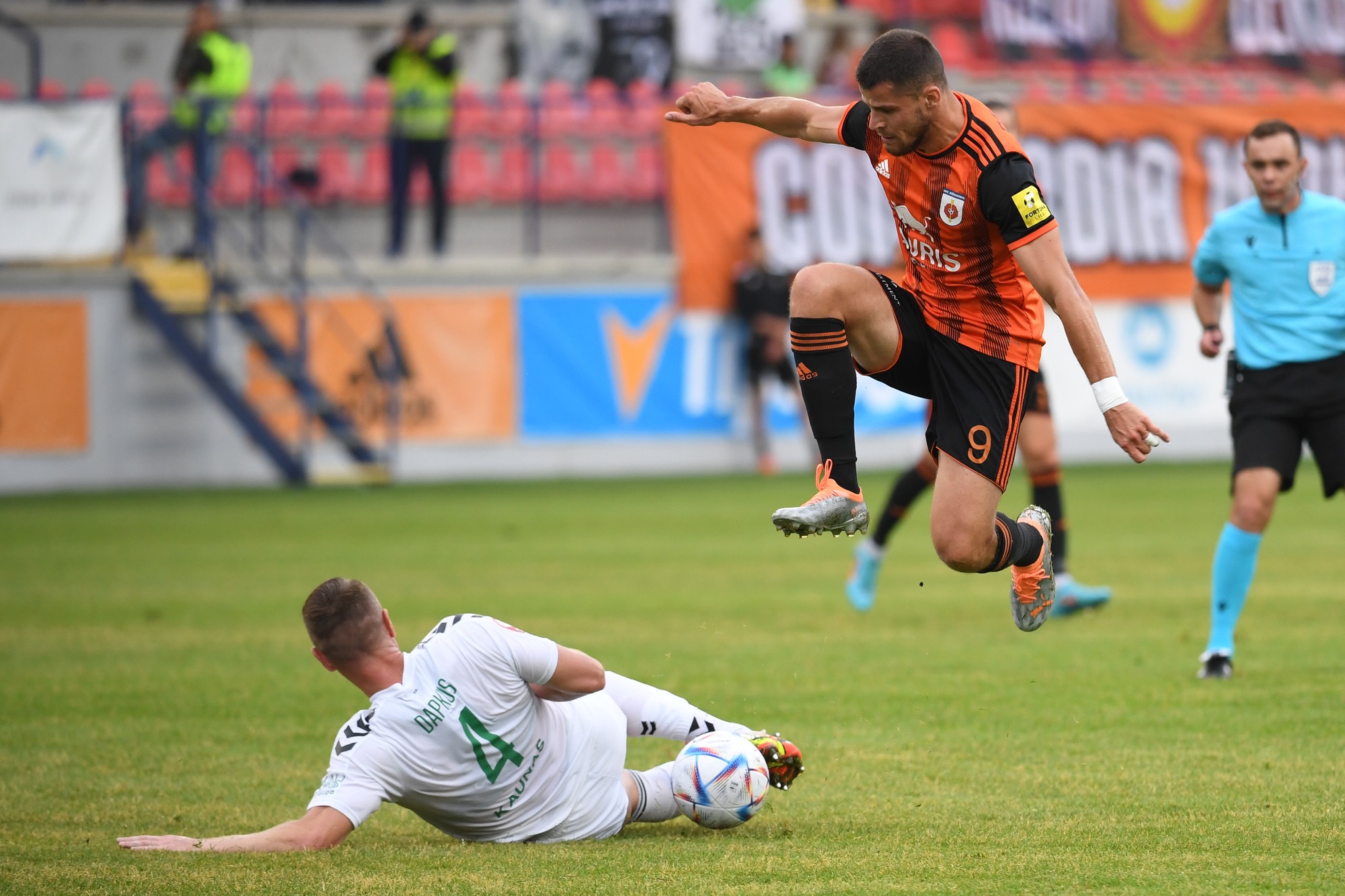 Martin Regáli (Ružomberok) a vľavo Martynas Dapkus (Žalgiris).
