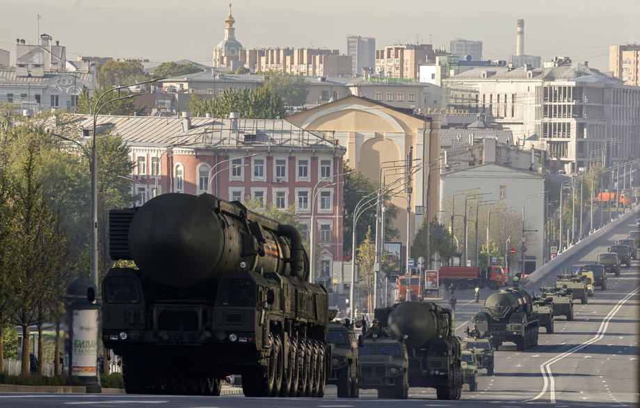 Przez centrum Moskwy przejechały też rosyjskie wyrzutnie międzykontynentalnych rakiet balistycznych Yars. Rosja, 9 maja 2023 r.