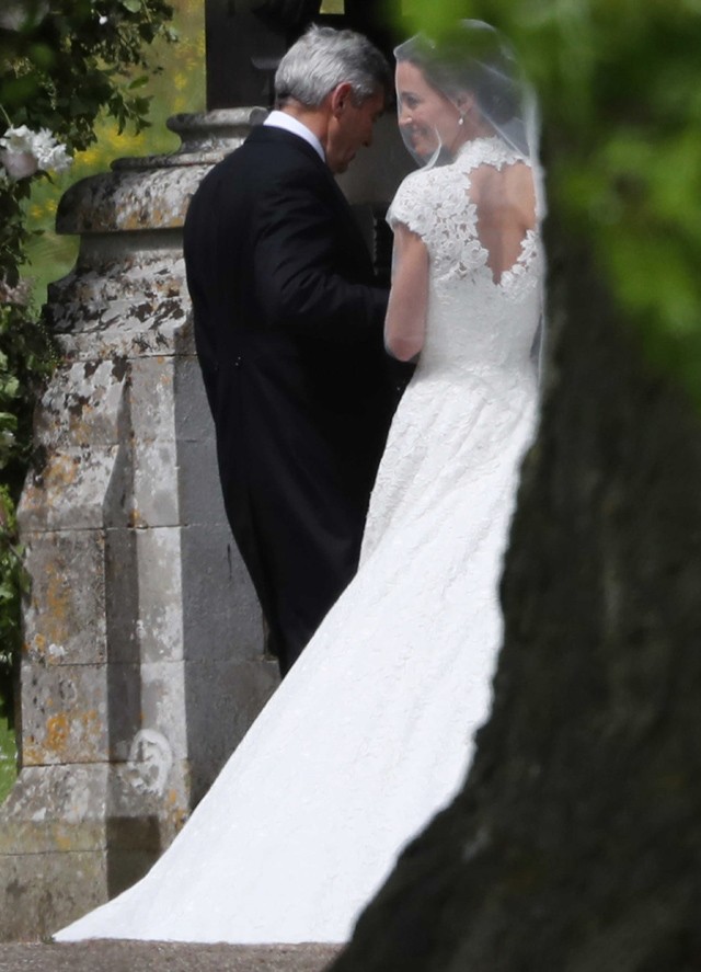 Pippa Middleton csupacsipke esküvői ruhája