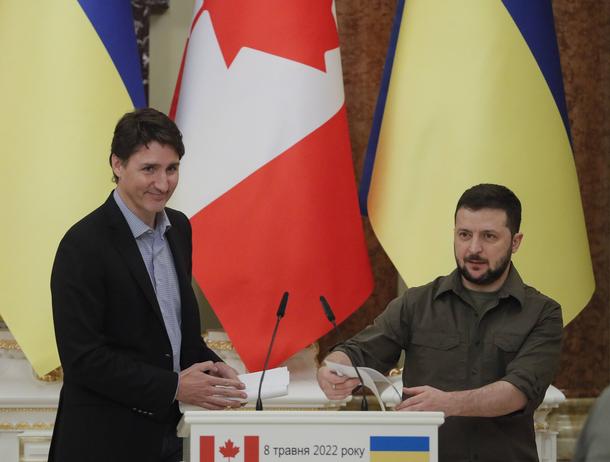 Prezydent Ukrainy Wołodymyr Zełenski i premier Kanady Justin Trudeau na wspólnej konferencji prasowej w Kijowie, 8 maja 2022 r.