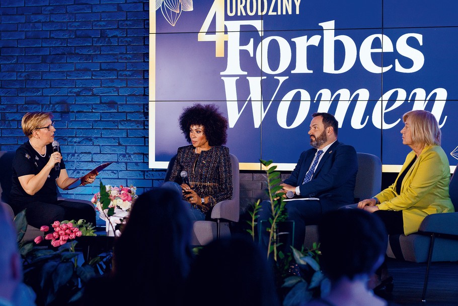 Od lewej: Aleksandra Karasińska, redaktorka naczelna „Forbes Women”, i jej goście: Omenaa Mensah, filantropka i prezeska Omenaa Foundation, Kamil Wyszkowski, dyrektor UN Global Compact Network Poland, Ewa Rumińska-Zimny, wiceprezeska Kogresu Kobiet.