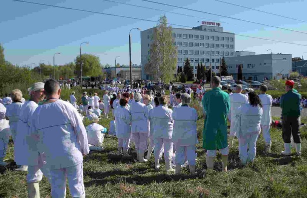 Ewakuowani pracownicy zakładu. W olsztyńskim zakładzie "Indykpol" doszło, 6 bm. rano do rozszczelnienia instalacji z amoniakiem, w wyniku czego 27. osób zostało poszkodowanych. Wszyscy pracownicy zakładu zostali ewakuowani. (tw/cat) PAP/Tomasz Waszczuk