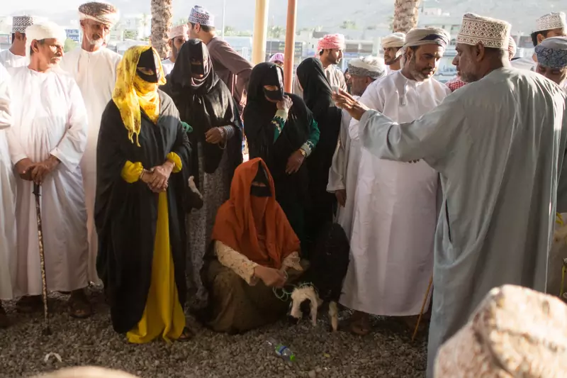 Beduinki na targu w tradycyjnych maskach, Nizwa, Oman. Zdj. Iza Rudak