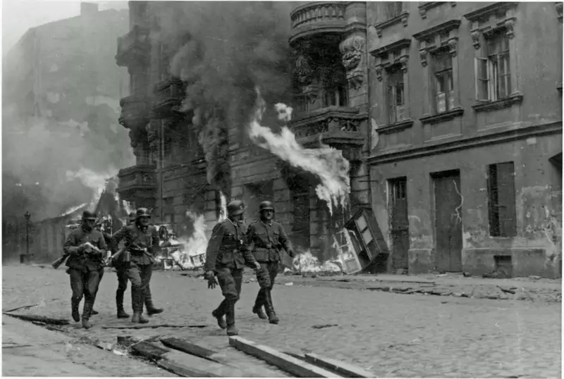 Żołnierze niemieckiej formacji SS na ulicy Nowolipie: od prawej nr. 50a, potem 52, 54 i sciana kamienicy nr. 56 / East News
