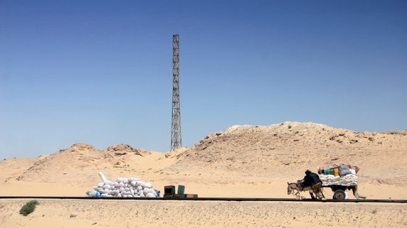 Kultowy pociąg z rudą żelaza Zoueratu do Nouadhibou w Mauretanii