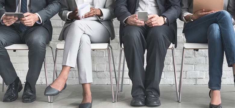 Trudniejszy start na rynku pracy. Ubyło ofert dla młodych. Oto główny powód