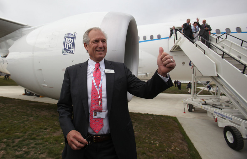 Jim McNerny, prezes Boeinga, przed Boeingiem 787 Dreamliner, fot. Simon Dawson/Bloomberg