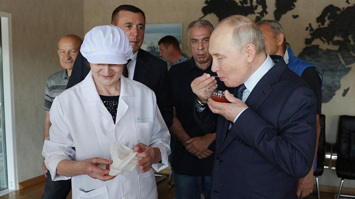 Ruski predsednik Vladimir Putin degustira kavijar tokom posete Iturupu, poznatom u Japanu kao Etorofu | Foto: AFP via Getty Images