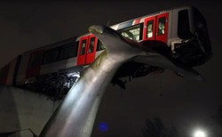 Pociąg metra wypadł z estakady. Uratował go... ogon wieloryba, na którym zawisł