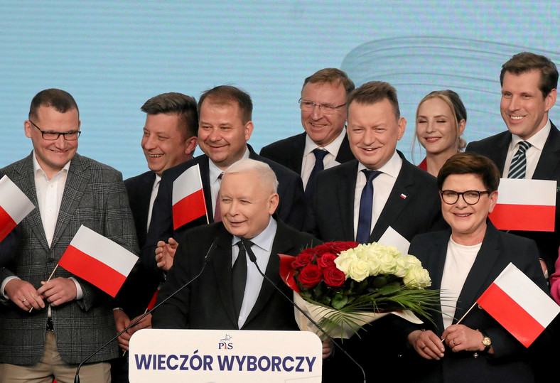Wieczór wyborczy w siedzibie PiS. Jacek Kurski za plecami Jarosława Kaczyńskiego
