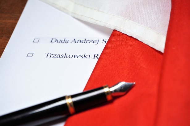 Motywy głosowania - na Dudę zadowolenie z pierwszej kadencji, na Trzaskowskiego - "mniejsze zło" [SONDAŻ CBOS]
