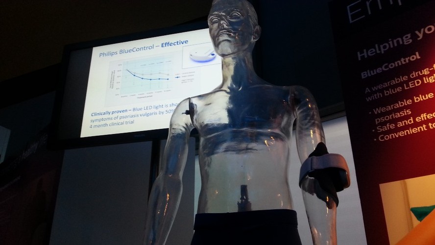 Sprzęt do leczenia zmian łuszczycowych za pomocą niebieskiego światła LED. 

Łuszczyca jest przewlekłą chorobą skóry, która może wpływać na każdy aspekt życia pacjentów. To urządzenie pomaga kontrolować umiarkowane zmiany łuszczycowe bez lekarstw, za pomocą niebieskiego światła LED. Pozwala ono zmniejszyć zaczerwienienia i łuszczenie skóry.  Sprzęt można stosować w domu.
