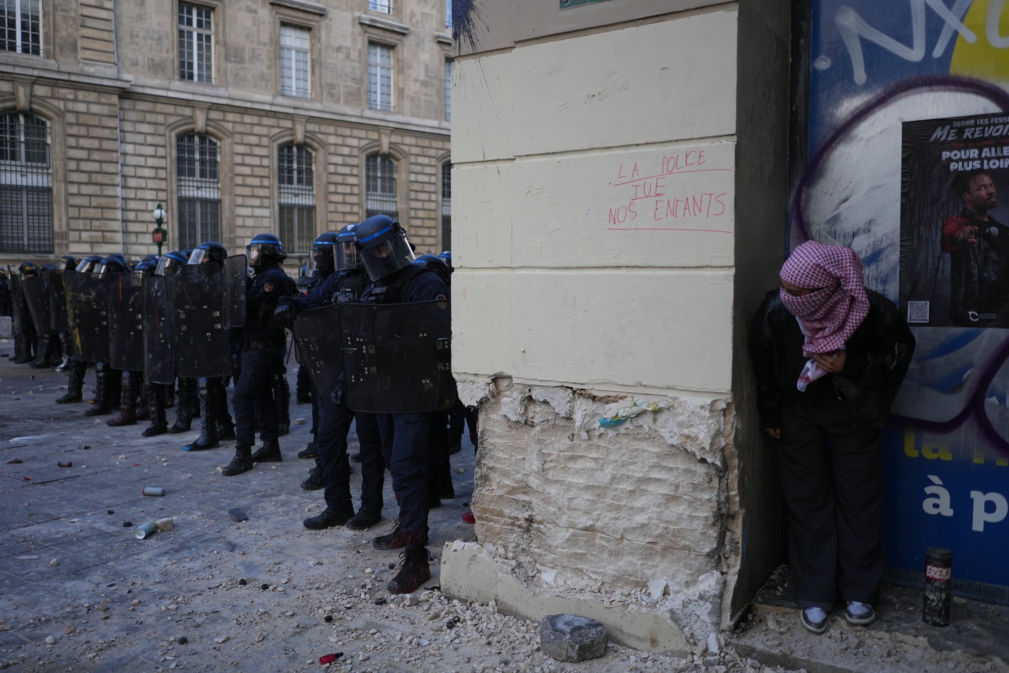 Protesty vo Francúzsku sprevádzali násilnosti a požiare. 