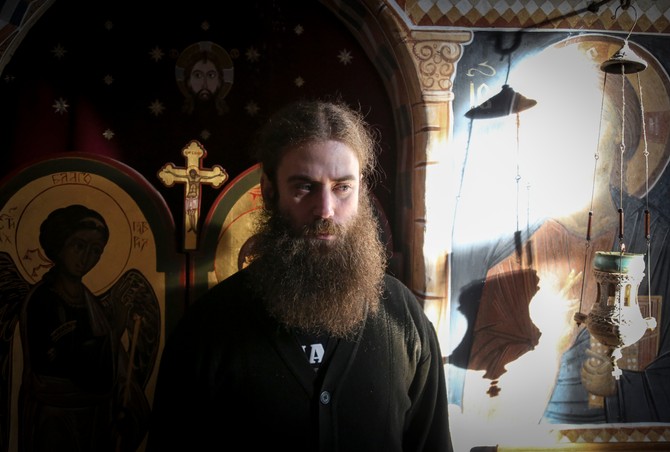 Shvatili smo da nemamo pravo da zarad našeg monaškog mira i života zanemarimo potrebe naroda, kaže jeromonah Petar