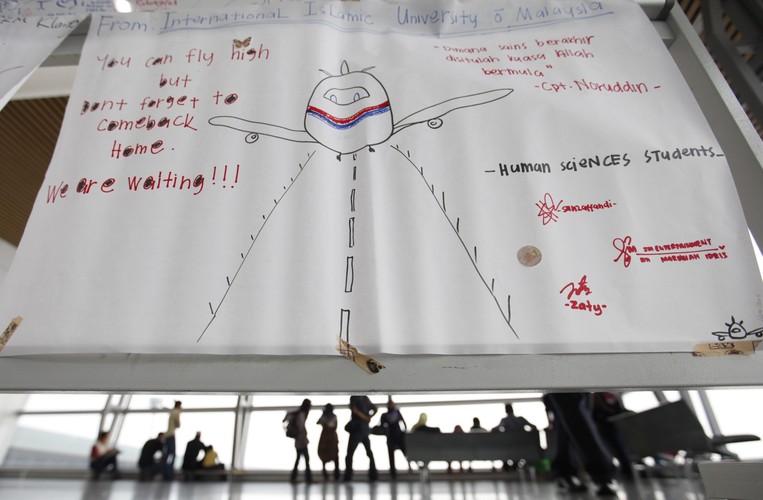 14 marca. Kuala Lumpur. Wiadomość ustawiona na lotnisku z wyrazami dobrej woli. Ekspert lotniczy i rzecznik Aeroklubu Polskiego Leszek Chorzewski uważa, że zniknięcie samolotu malezyjskich linii lotniczych jest bardzo dziwne, ale z każdą godziną maleją szanse na to, że ktoś z pasażerów tego feralnego lotu jeszcze żyje.